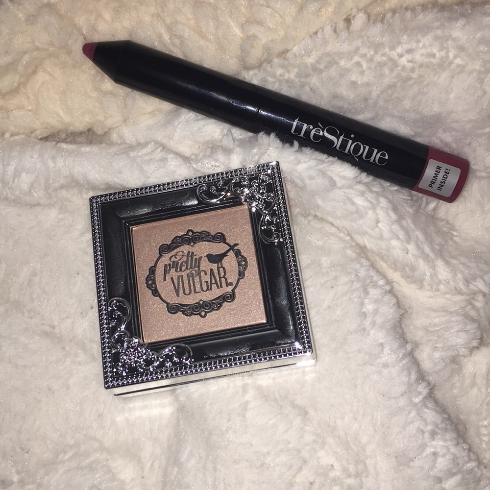 Pretty vulgar highlighter & trèstique lipstick